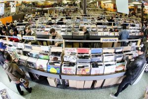5 Alasan kenapa beli CD album fisik lebih baik daripada format digital