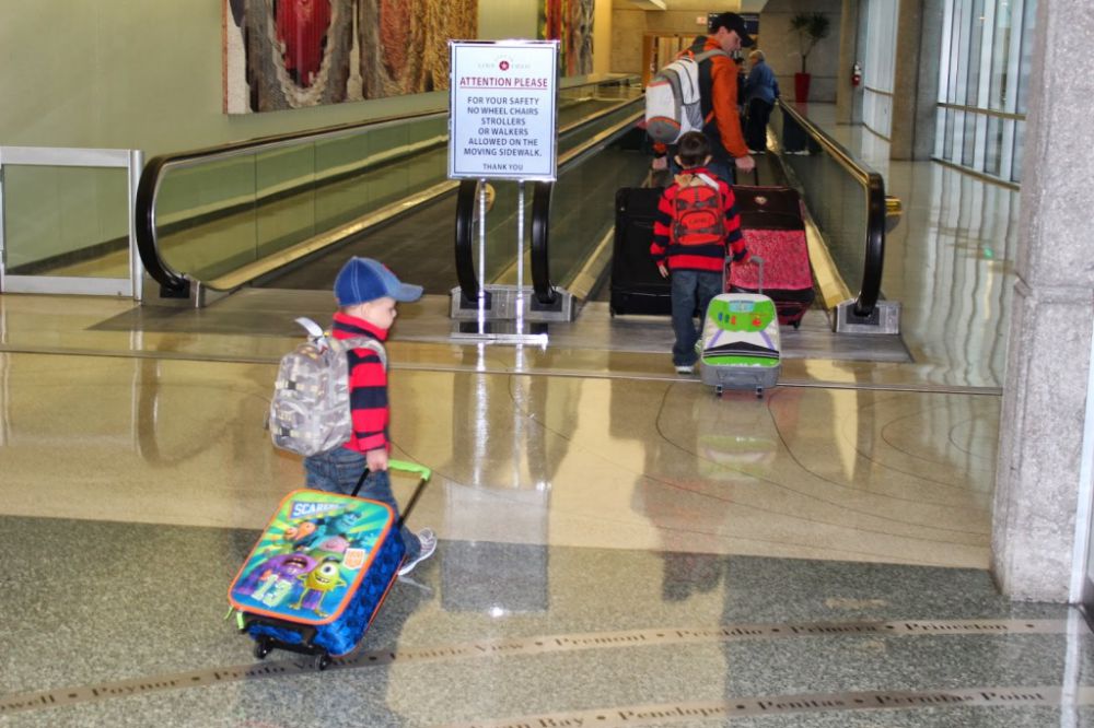 Kamu terjebak delay pesawat? Lakukan 10 hal ini, dijamin jadi ceria