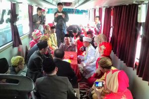 Pasangan pengantin ini akad nikah di dalam bus yang melaju