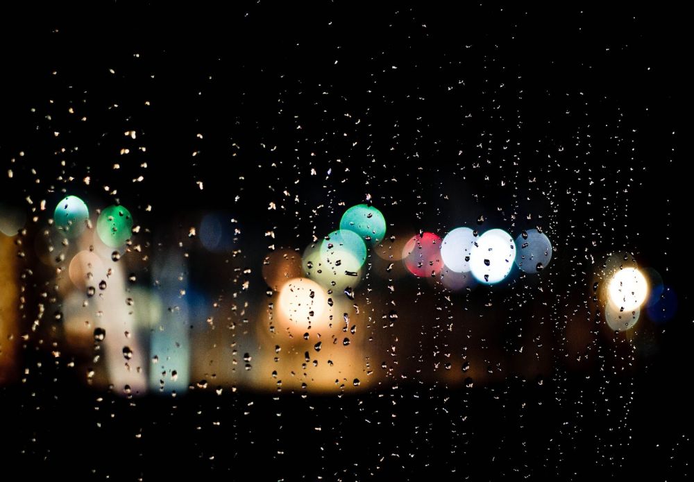 5 Momen romantis cuma ada di musim hujan, kamu pernah mengalami?