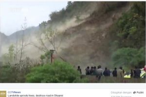 VIDEO: Bongkahan batu dan tanah runtuh menimbun jalan, ngeri!