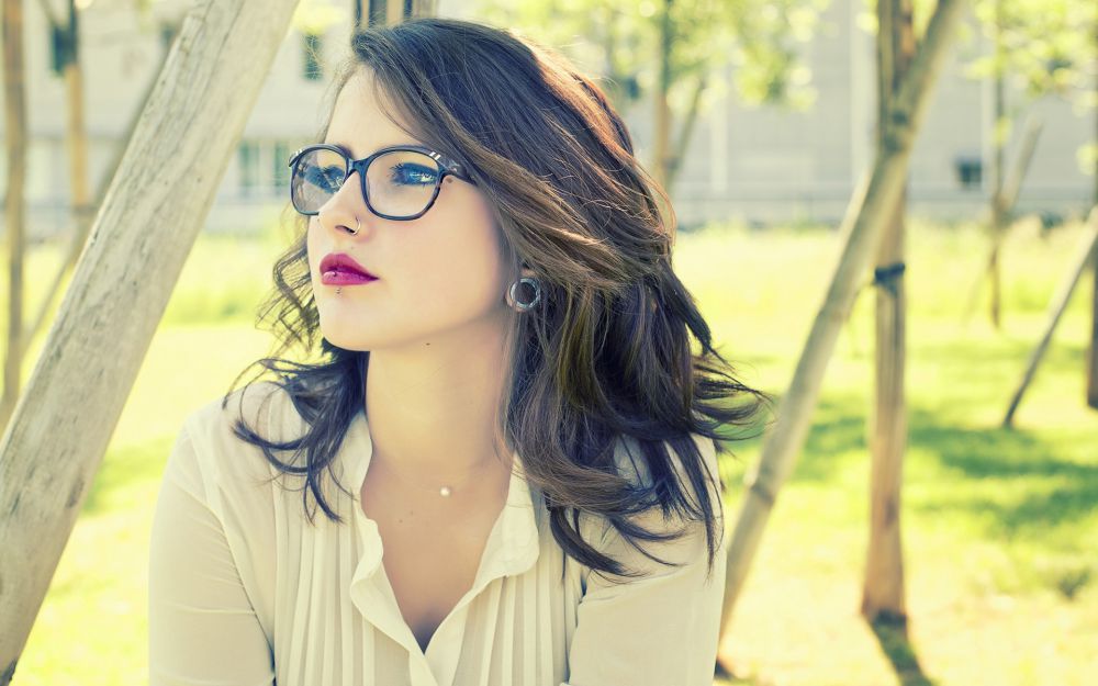 8 Alasan kenapa pakai kacamata jauh lebih baik daripada pakai softlens