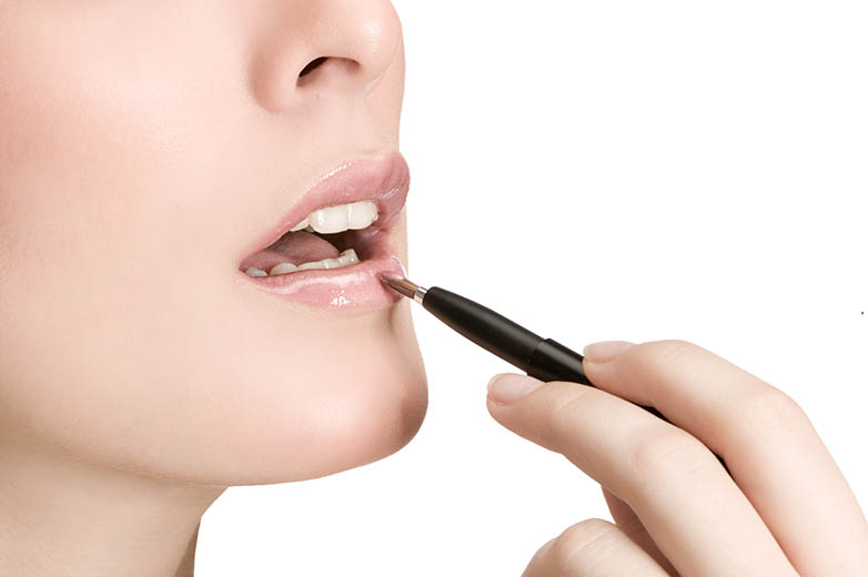 7 Tips simpel bikin bibirmu tebal sensual tanpa operasi, berani coba?