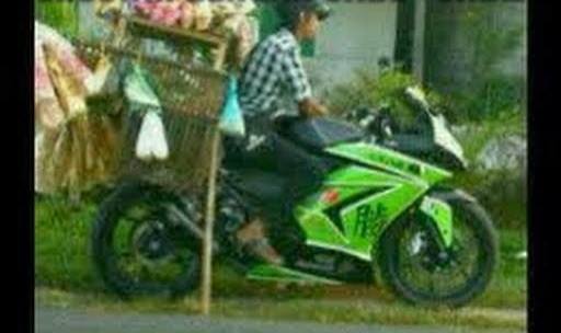Orang Indonesia jualan sayur pakai motor sport, warga Malaysia kagum! Orang Indonesia jualan sayur pakai motor sport, warga Malaysia kagum!