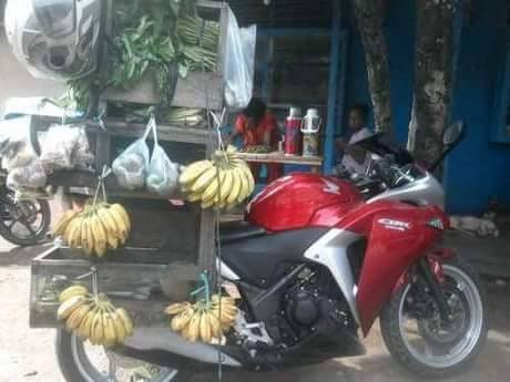 Orang Indonesia jualan sayur pakai motor sport, warga Malaysia kagum!