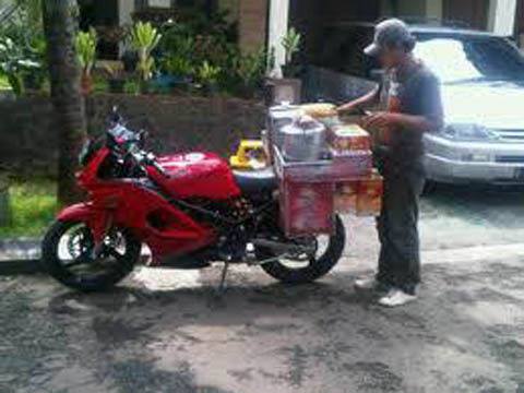 Orang Indonesia jualan sayur pakai motor sport, warga Malaysia kagum!