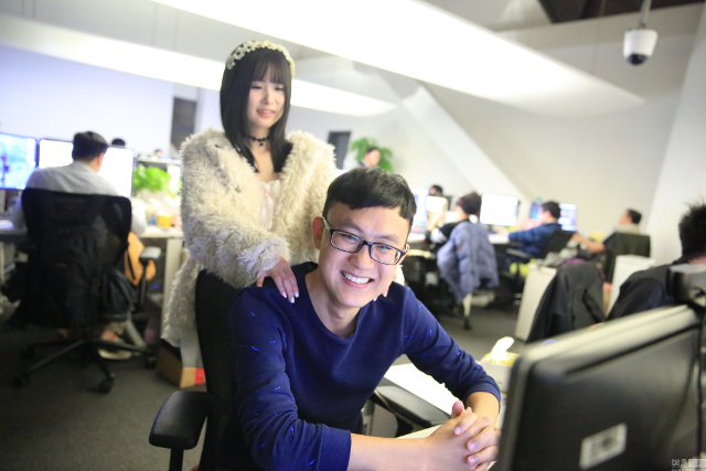 Perusahaan ini sewa gadis cantik 'layani' pegawai yang lembur, enak!