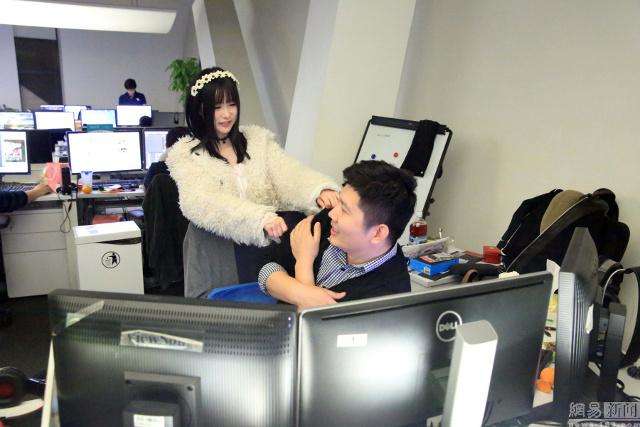 Perusahaan ini sewa gadis cantik 'layani' pegawai yang lembur, enak!