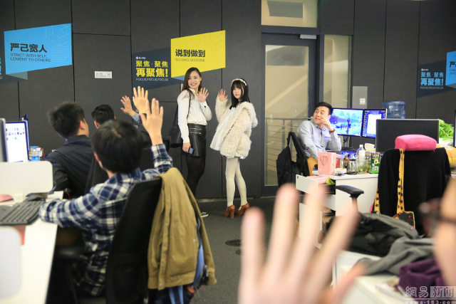 Perusahaan ini sewa gadis cantik 'layani' pegawai yang lembur, enak!