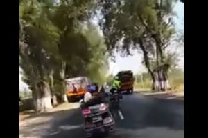 VIDEO: Kawal konvoi moge, petugas patwal lakukan gerakan berbahaya