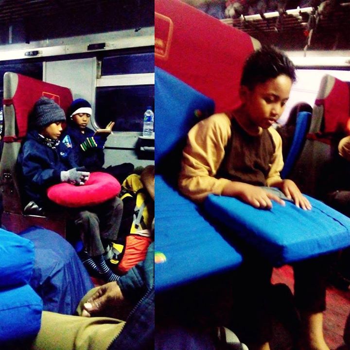 Di kereta api, para siswa SD ini khusuk laksanakan shalat, salut!