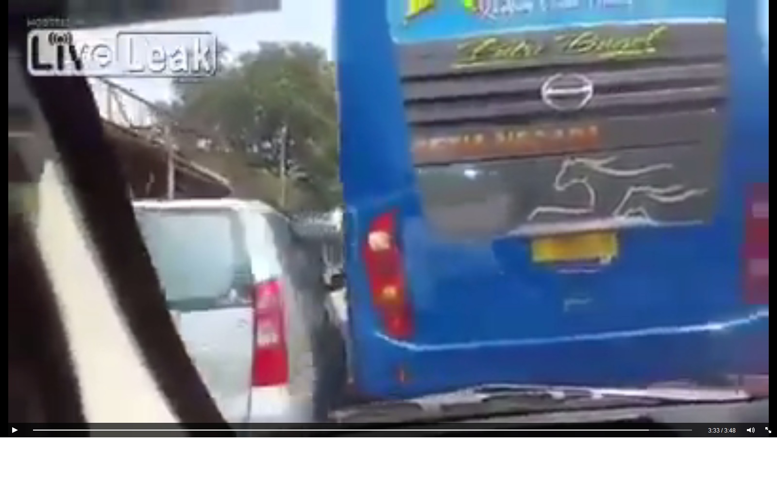 Bus ugal-ugalan, dari mau nabrak motor sampai nyenggol spion mobil