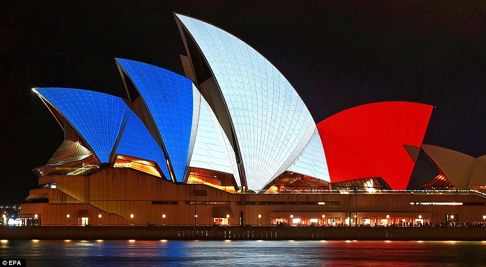 Bangunan dunia ini tunjukkan solidaritas untuk Prancis