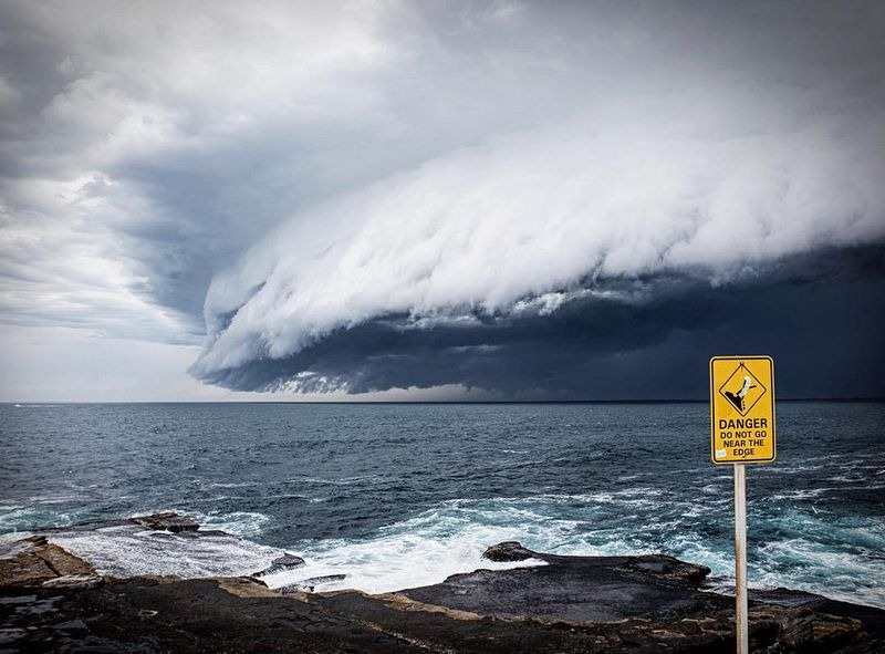 Sydney dilanda badai awan mengerikan mirip tsunami, kamu mau tahu?