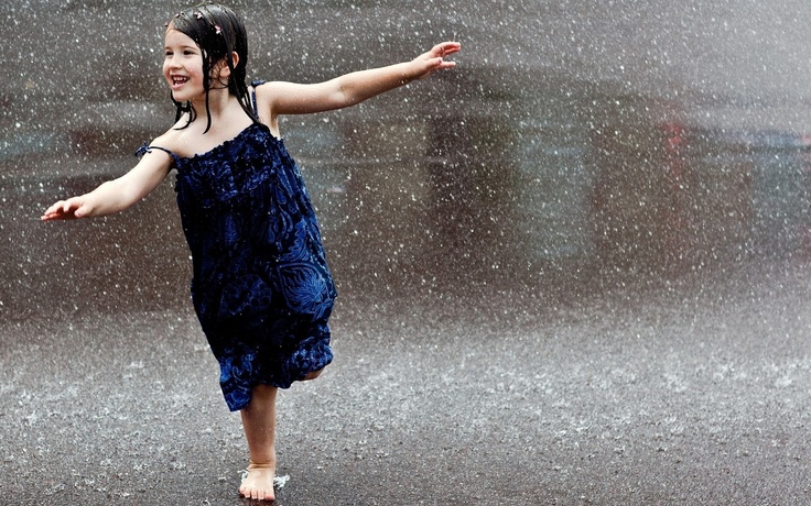 7 Mitos tentang hujan, dari lempar kolor sampai dilarang mandi
