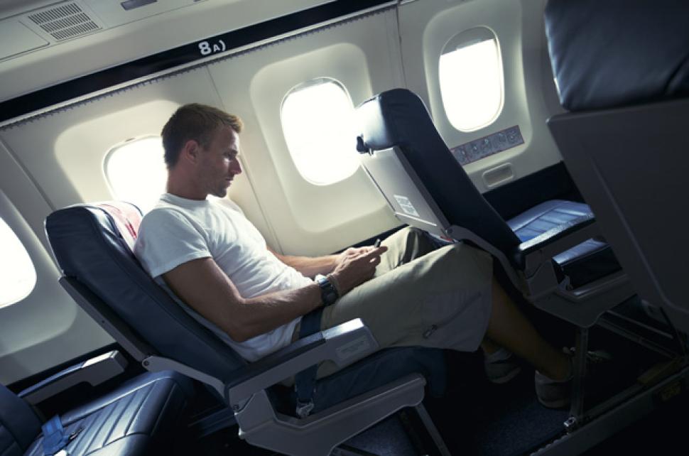 Meski ada airplane mode, mengapa ponsel harus mati saat di pesawat?