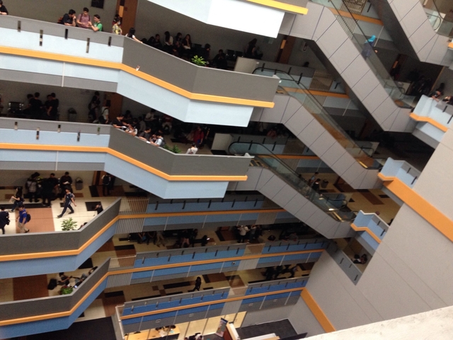 Hampir semua mahasiswa Binus memakai baju hitam, mereka berduka...