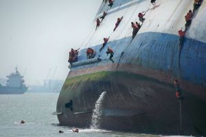 KMP Wihan Sejahtera karam, ratusan penumpang lompat ke laut