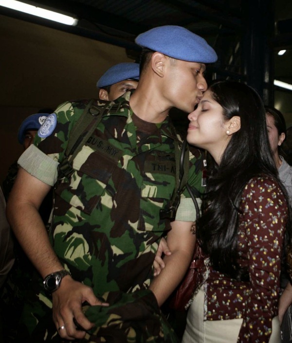 10 Kondisi ini cuma dirasakan kamu yang punya pacar TNI, benar nggak?