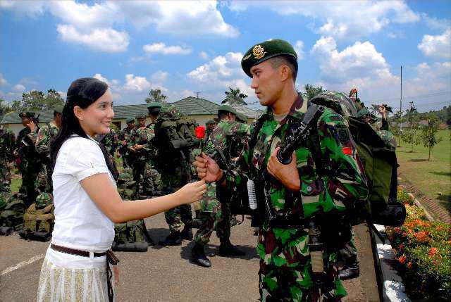 10 Kondisi ini cuma dirasakan kamu yang punya pacar TNI, benar nggak?