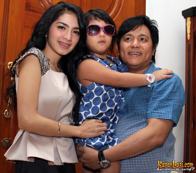 10 Artis cantik Indonesia ini jatuh ke pelukan pria kaya raya, wow!