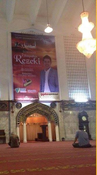 Bom Paris membuat kasus foto mimbar masjid Ippho Santosa kembali ramai