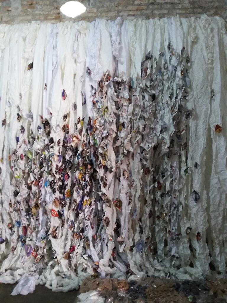 Seniman Nigeria ini menyulap sampah jadi hiasan dinding nan artistik