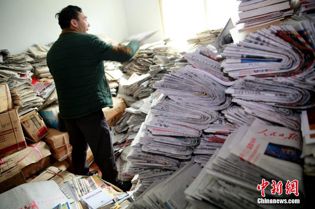 Kumpulkan koran selama 40 tahun, kamu bakal terkejut tahu jumlahnya! Kumpulkan koran selama 40 tahun, kamu bakal terkejut tahu jumlahnya!