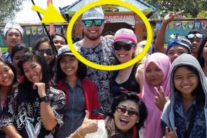 Bule ini cari anak sekolah yang foto bareng dia di Bali, bisa bantu?