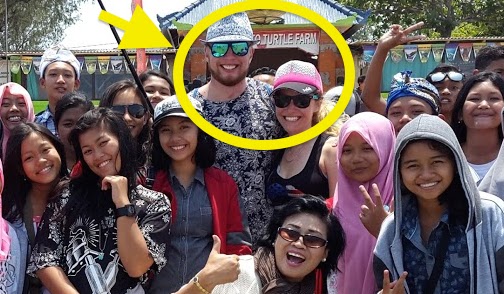 Bule ini cari anak sekolah yang foto bareng dia di Bali, bisa bantu?