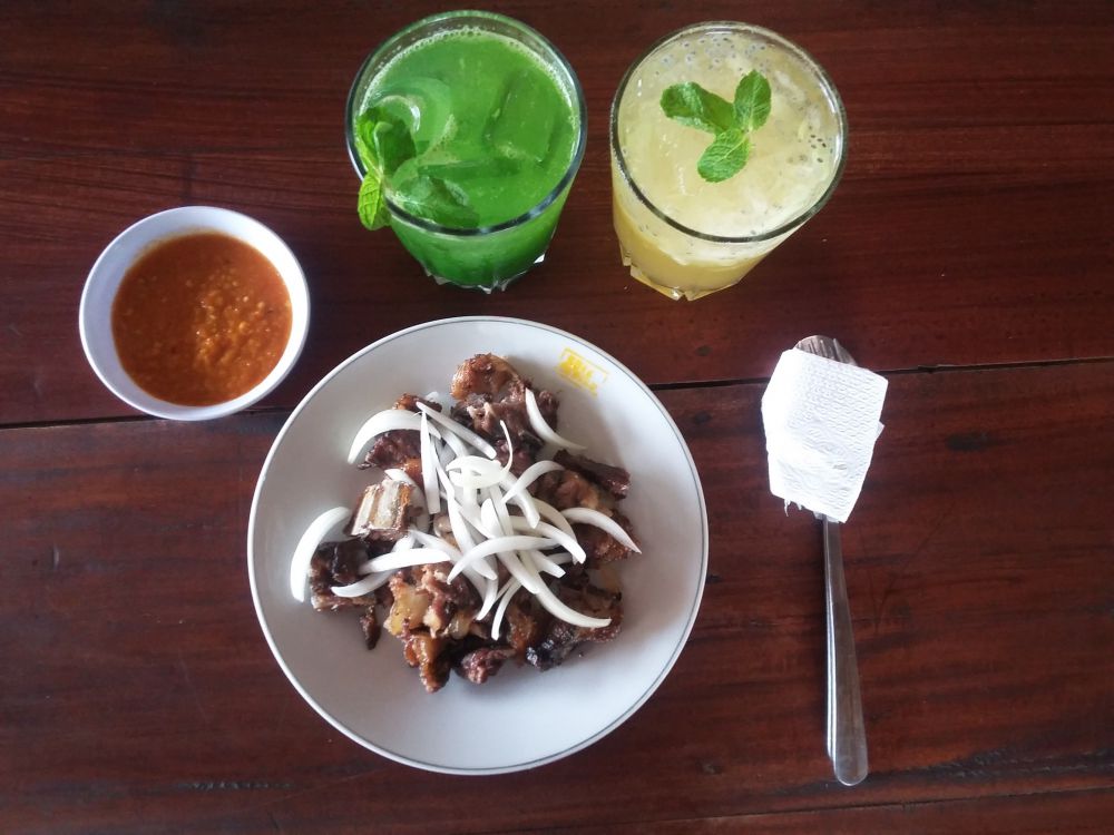 Makan unik ala Afrika, sate campur pisang goreng