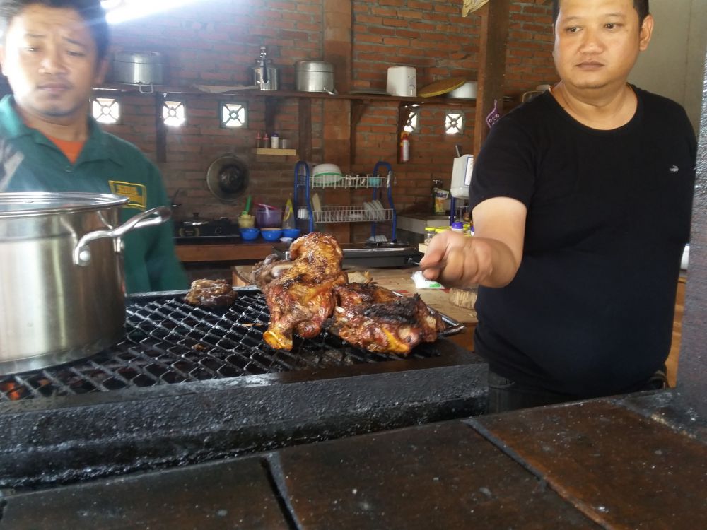 Makan unik ala Afrika, sate campur pisang goreng