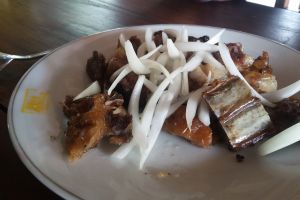 Makan unik ala Afrika, sate campur pisang goreng