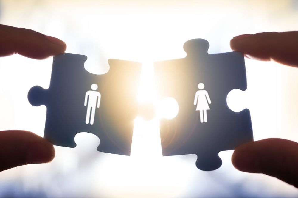 7 Perbedaan cowok dan cewek saat online dating