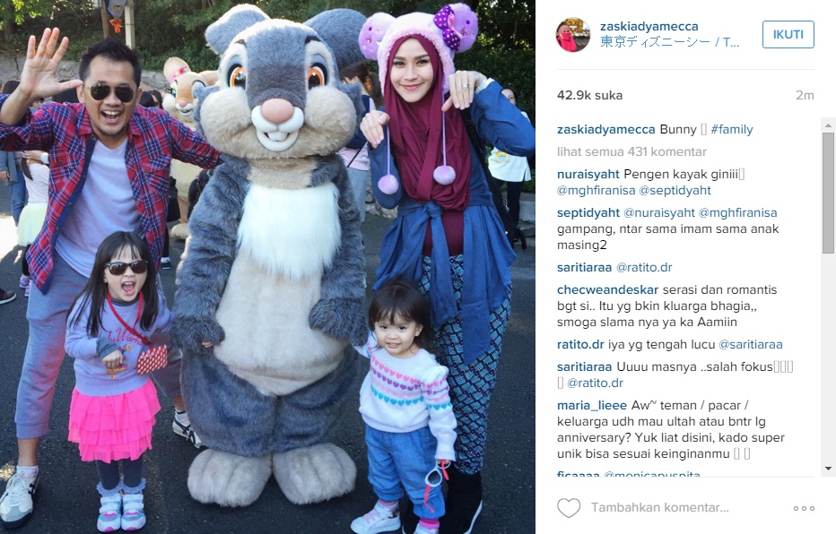 25 Momen romantis artis cantik Indonesia bareng suaminya, so sweet!