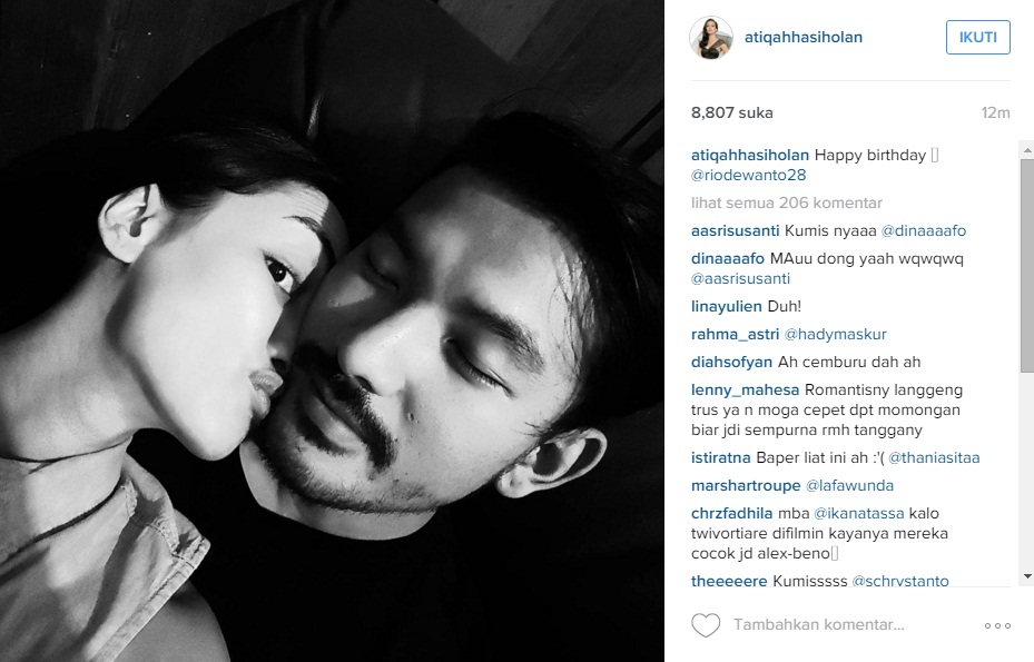 25 Momen romantis artis cantik Indonesia bareng suaminya, so sweet!