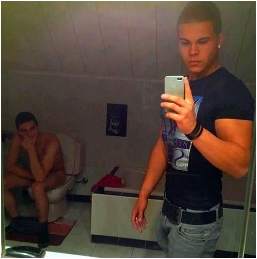 Ini 7 kesalahan saat selfie yang bikin fotomu jadi jelek, hindari ya!