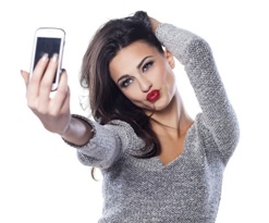 Ini 7 kesalahan saat selfie yang bikin fotomu jadi jelek, hindari ya!