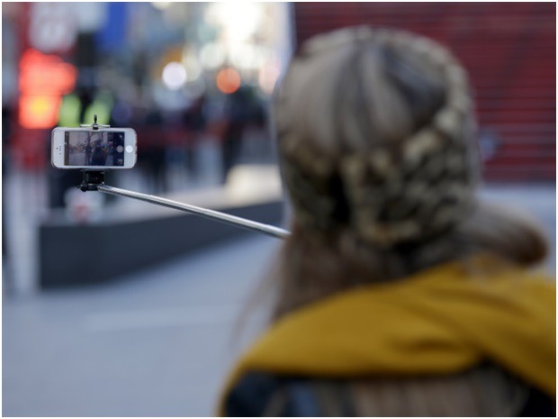 Ini 7 kesalahan saat selfie yang bikin fotomu jadi jelek, hindari ya!