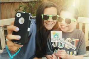 Ini 7 kesalahan saat selfie yang bikin fotomu jadi jelek, hindari ya!