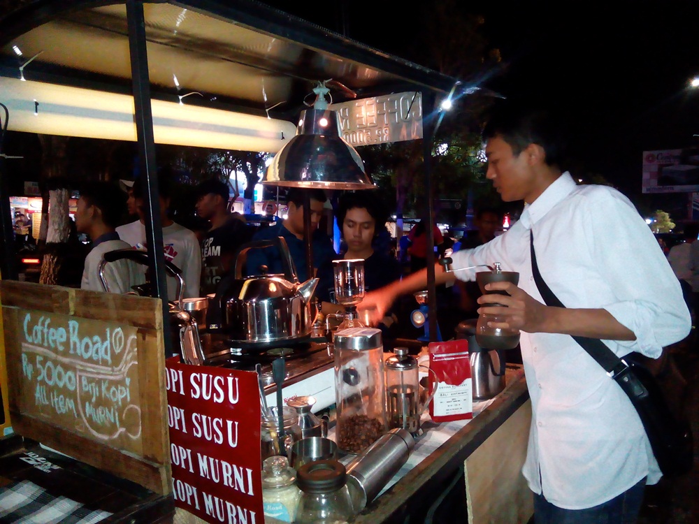 Dari gerobak sederhana, Dayu dan Deni ciptakan kafe kopi berjalan