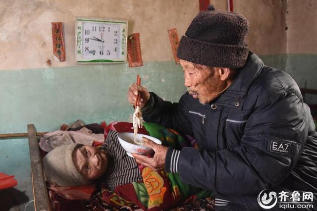 Ini wujud cinta sejati, suami setia rawat istri lumpuh selama 57 tahun