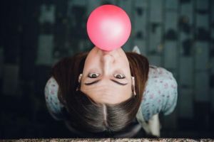 Ini efek berbahaya jika permen karetmu nggak sengaja tertelan, waduh!