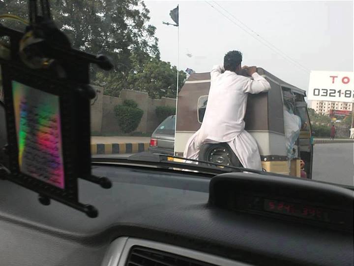 26 Aksi kocak warga Pakistan ini dijamin bikin kamu senyum sendiri! 26 Aksi kocak warga Pakistan ini dijamin bikin kamu senyum sendiri!