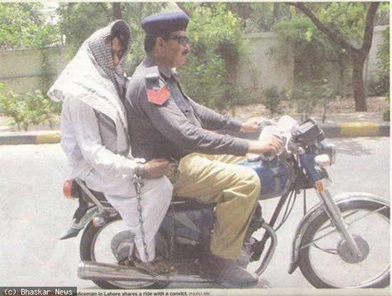 26 Aksi kocak warga Pakistan ini dijamin bikin kamu senyum sendiri! 26 Aksi kocak warga Pakistan ini dijamin bikin kamu senyum sendiri!