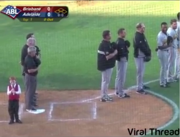 VIDEO : Cegukan bikin prosesi menyanyikan lagu kebangsaan jadi kacau