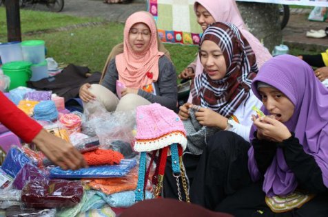 Nggak melulu kerjaan orangtua, ini 5 manfaat merajut untuk anak muda