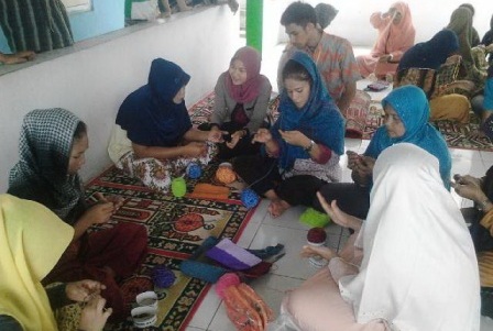 Nggak melulu kerjaan orangtua, ini 5 manfaat merajut untuk anak muda