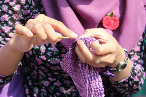 Nggak melulu kerjaan orangtua, ini 5 manfaat merajut untuk anak muda