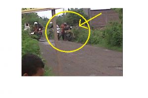 Hindari rombongan pejabat dikawal patwal, ibu ini jatuh tersungkur